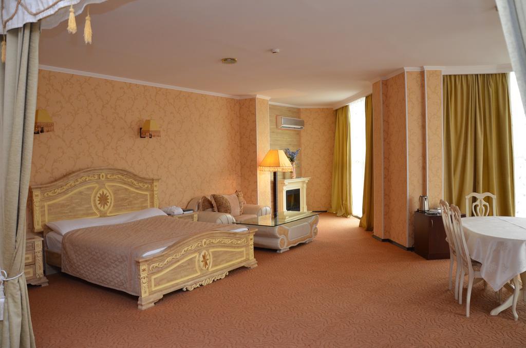 Golden Palace Hotel Aktau Luaran gambar